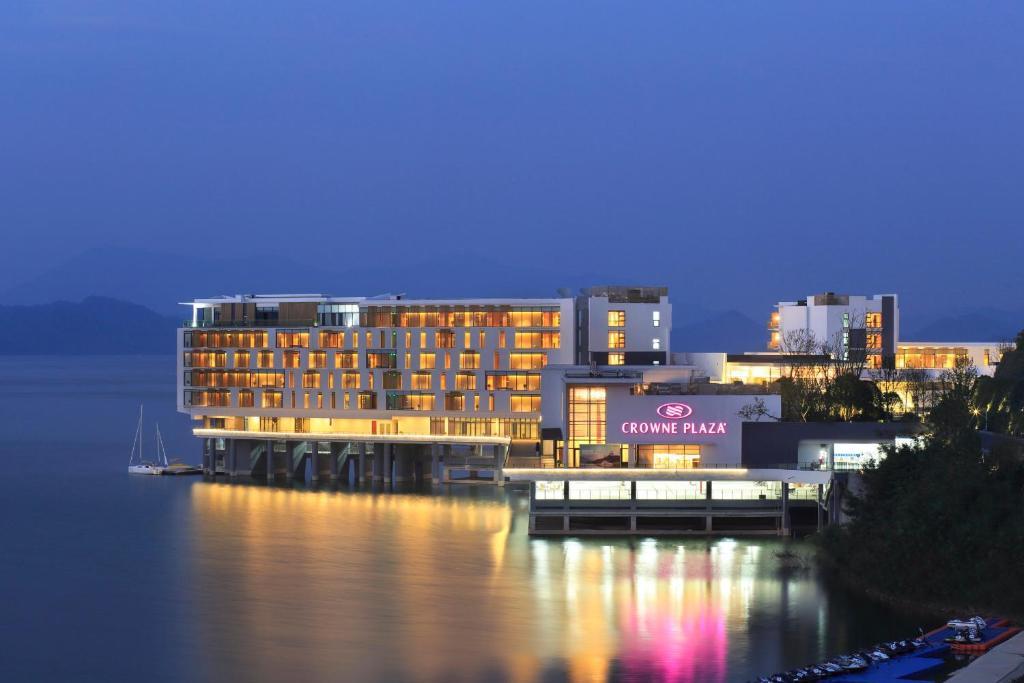 Crowne Plaza Huangshan Taiping Lake, An Ihg Hotel Exteriör bild